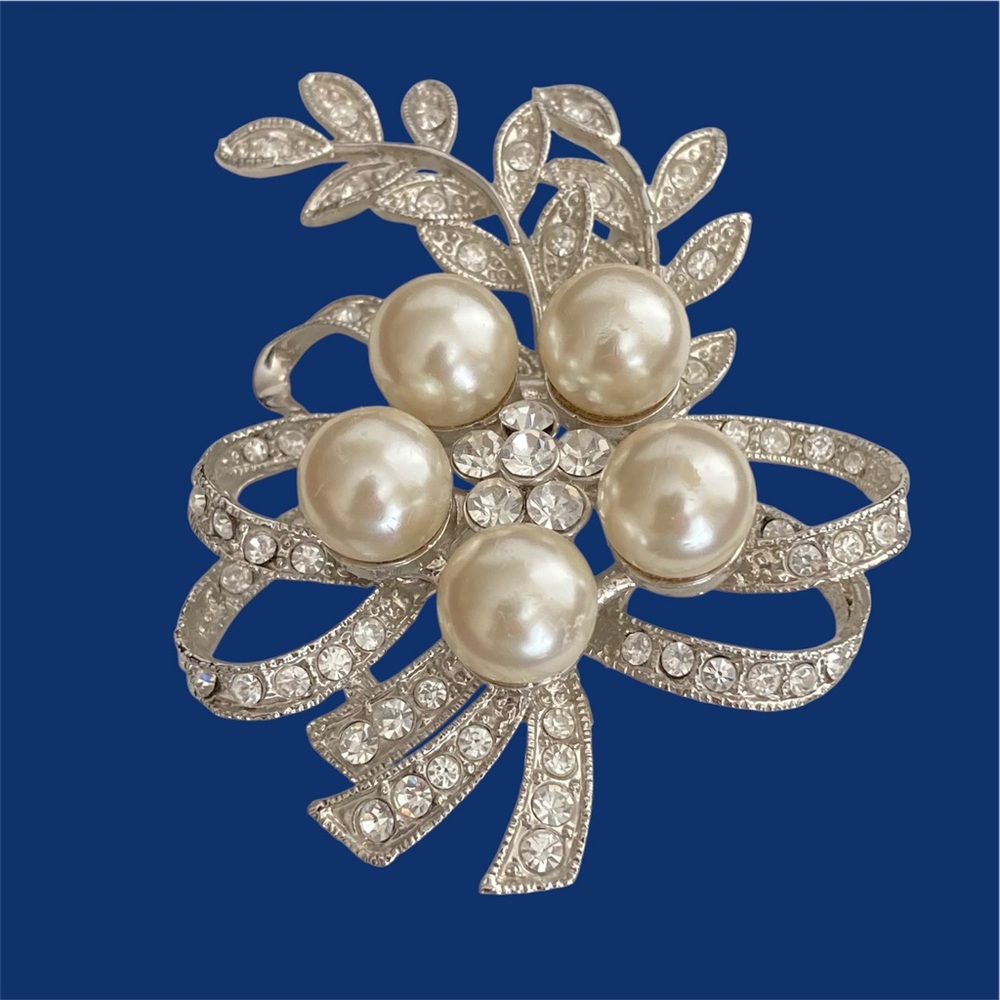 Vintage Faux Pearl & Crystal Floral Flower Silver Tone Brooch Pin